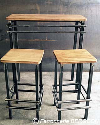 Image: Table haute avec ses 2 tabourets en acier brut vernis et bois style industriel