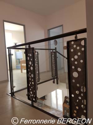 Image: Garde-corps et rampe d'escalier en verre/tôlé avec finition brut vernis