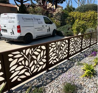 Garde-corps thermolaqué sur mesure – Ferronnerie Bergeon à Saint-Cyprien Garde-corps en fer forgé thermolaqué réalisé par la Ferronnerie Bergeon à Saint-Cyprien, alliant robustesse et élégance avec une finition haut de gamme.