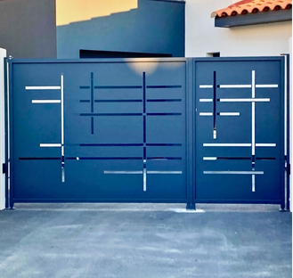 Portail en fer forgé sur mesure – Ferronnerie Bergeon à Saint-Cyprien Image d'un portail design et contemporain sur mesure fabriqué par la ferronnerie Bergeon.