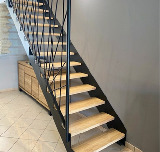 Image d'un escalier design et contemporain sur mesure fabriqué par la ferronnerie Bergeon